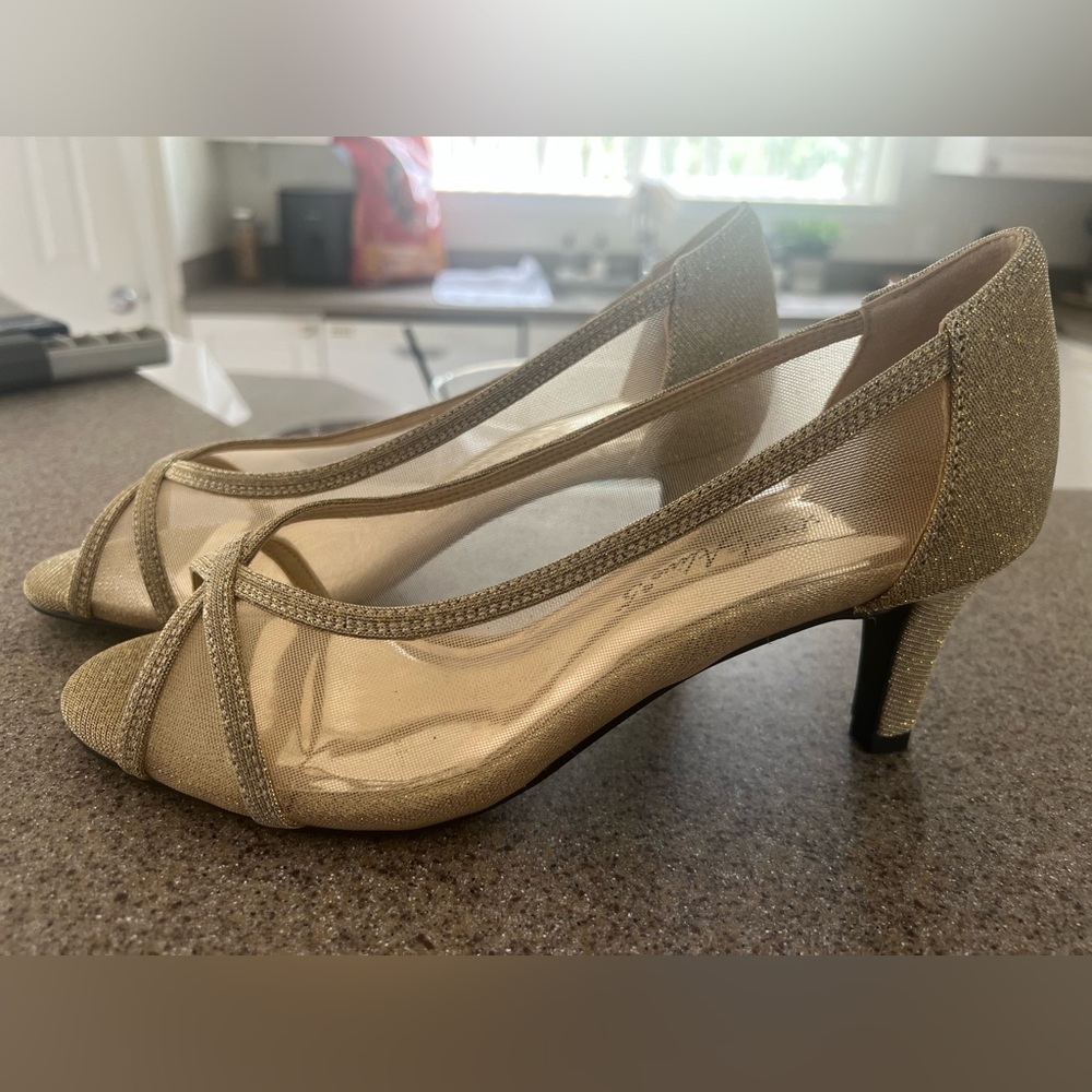 Easy Street Gold Mesh Women's Heels Size 9W Never worn